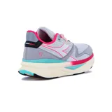 Championes de running Diadora Atomo V7000, color gris con detalles en fucsia, turquesa y blanco. Cuentan con suela de goma y cordones bicolores.