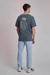 Remera de manga corta color verde oscuro, de corte holgado y cuello redondo.