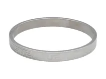 Esclava rígida plateada de acero inoxidable con diseño de guarda griega.