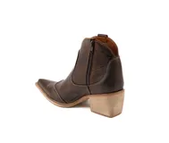 Bota tipo texana de caña baja, confeccionada en cuero natural color marrón chocolate. Presenta costuras decorativas en contraste, punta afilada y taco cuadrado de madera. Cuenta con cierre lateral para facilitar su colocación.