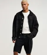 Bermuda de hombre de jean azul claro, corte slim, con cintura fija, cierre tradicional y bolsillos delanteros y traseros.