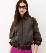 Campera bomber de sastrería color gris con estampa a cuadros, con cuello clásico, cierre frontal y elásticos en puños y cintura.