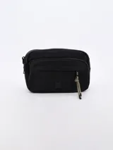 Bandolera negra con correa regulable y cierre superior.