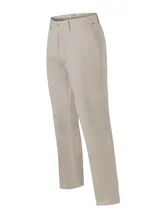 Pantalón de gabardina de corte recto color marrón claro, con tiro medio, bolsillos laterales y traseros, y cierre frontal.