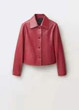 Chaqueta corta de cuero color rojo con cuello camisero blanco, cierre frontal con botones y mangas largas.
