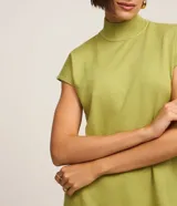 Blusa en punto texturizado color azul marino, con cuello alto acanalado, manga corta amplia, aberturas en los laterales de la parte baja y diseño de la marca Marfinno.