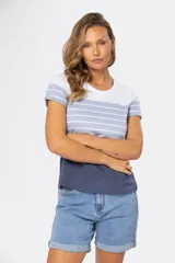 Remera de cuello redondo con bloques de color rosa, blanco a rayas y celeste.