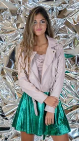 Chaqueta corta color rosa pálido, de cuero sintético, con cierre cruzado, cuello con solapas y cinturón ajustable.