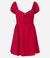 Vestido corto color rojo, con escote cuadrado, lazo en el busto, mangas cortas abullonadas y falda godê.