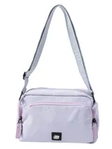 Bandolera de tela color lila, con múltiples compartimentos con cierre, correa ajustable con logo grabado y parche frontal con logo de la marca.