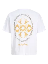 Remera blanca de manga corta, corte holgado y cuello redondo, con pequeño estampado en el pecho.