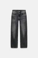 Jeans de tiro medio y corte recto, confeccionados en algodón con efecto lavado en tono gris oscuro. Presentan cintura con trabillas, cierre frontal con cremallera y botón, y diseño clásico de cinco bolsillos.