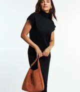 Vestido midi negro de punto texturizado, con cuello alto doblado, mangas cortas tipo capa y aberturas laterales.