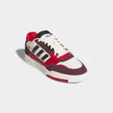 Championes Adidas Drop Step Low 2.0 de caña baja, con diseño inspirado en el básquet. Presenta una combinación de colores blanco, rojo y bordó, con las icónicas tres tiras laterales en negro. Confeccionados con exterior de gamuza y cuero sintético, cuentan con una suela de goma esculpida y forro interior de lycra para mayor comodidad.