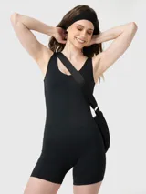 Enterito corto deportivo de color negro, con diseño ajustado, escote redondo y espalda media abierta con soporte elástico. Confeccionado en tela suave con tratamiento de aloe vera.