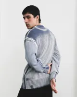 Sweater de tejido de punto de algodón con cuello redondo, diseño de manga larga y efecto desteñido en tonos azul índigo y blanco.
