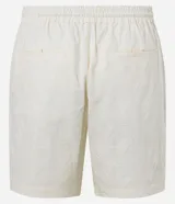 Bermuda masculina color crudo, confeccionada en tejido texturizado de algodón y viscosa con patrón vertical.