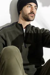 Sweater de polar negro con medio cierre y detalles en azul en mangas y cuello.