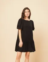 Vestido corto rojo de lino con escote bote y mangas abullonadas.