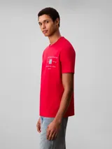 Remera de algodón de corte regular y manga corta, con cuello redondo. Presenta un estampado gráfico en el pecho con el logo de la marca y la inscripción 'since 1978 new york city'.