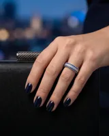 Anillo de plata 925 con diseño sin fin, compuesto por tres hileras de circonias: una central en color azul zafiro y dos laterales en color cristal.