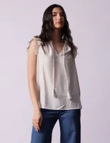 Blusa sin mangas color beige con rayas verticales finas, cuello redondo fruncido con escote en V y lazo con borlas.