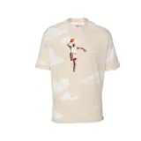 Remera de algodón color beige con estampado integral de nubes y gráfico central de Michael Jordan en pleno salto.