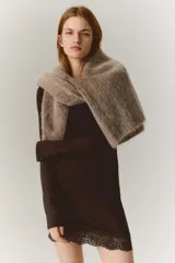 Vestido corto de punto de viscosa suave, color marrón, con escote redondo, mangas largas y detalle de ribete de encaje en el bajo.