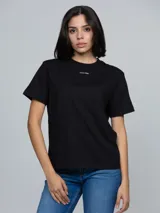 Remera de manga corta Calvin Klein, confeccionada en algodón regenerativo, con cuello redondo acanalado y logo pequeño de la marca estampado en el centro del pecho.