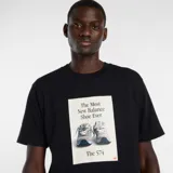 Remera de algodón color negro, de corte clásico y manga corta. Presenta un estampado frontal rectangular con la imagen de un par de championes New Balance 574 y el texto 'The Most New Balance Shoe Ever. The 574'.