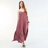 Vestido largo fluido color rosa, con tirantes finos, escote en V y diseño amplio y liviano con tajo lateral.