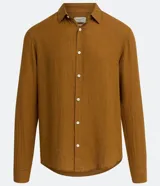 Camisa negra de lino con corte clásico, cuello camisero y mangas largas. Cierre frontal con botones.