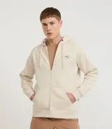 Saco masculino color beige, con capucha ajustable con cordón, cierre frontal por cremallera, manga larga con puños ajustados, bolsillo canguro y estampado lettering en el pecho.