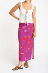 Falda midi de viscosa color fucsia con estampado de hojas rojas y azules.