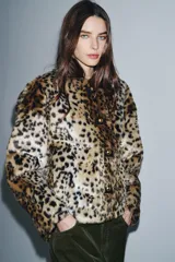 Chaqueta de Zara Woman Collection confeccionada en tejido efecto pelo con estampado animal print. Presenta cuello redondo, manga larga, bolsillos delanteros y cierre frontal con botones metálicos en relieve.