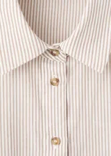 Camisa de manga corta con diseño a rayas, cuello camisero, silueta regular, largo crop, bolsillo tipo parche en el frente y cierre de botones.