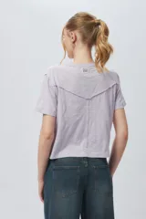 Remera de algodón de manga corta con cuello redondo, diseño básico y corte clásico.