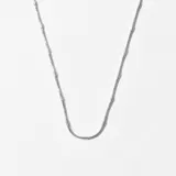 Cadena plateada de eslabones finos con pequeños cilindros espaciados.