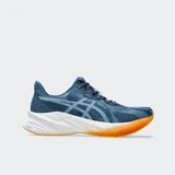 Championes de running Asics Dynablast 5, con capellada de malla jacquard en tonos azules, entresuela blanca con tecnología FF Blast+ y suela con detalles en color naranja.