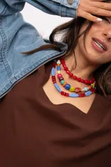 Collar corto de cuentas de cristal facetado en color rojo, con cierre y cadena de extensión de acero quirúrgico.
