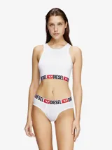 Top deportivo de algodón elástico color blanco, con cuello redondo y banda elástica ancha en la base con el logo de la marca estampado en contraste.