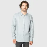 Camisa de manga larga confeccionada en lino, con cuello clásico, cierre frontal con botones y bolsillo en el pecho.