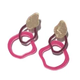 Par de aros colgantes con eslabones irregulares de acrílico color rosa y marrón, y pieza superior dorada con textura.