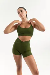 Short deportivo de tiro alto con diseño cruzado en la cintura, confeccionado en tejido acanalado sin costuras.