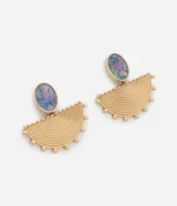 Aros colgantes con base ovalada superior que presenta una incrustación de nácar con efecto iridiscente y una pieza inferior en forma de abanico con relieve de líneas concéntricas y pequeñas esferas decorativas en el borde.