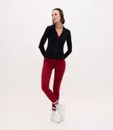 Campera deportiva entallada de microfibra, con cuello alto, cierre frontal con cremallera y bolsillos laterales funcionales.