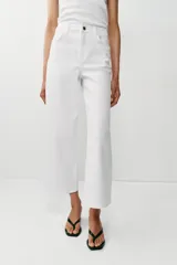 Jeans de tiro alto con diseño de pernera ancha y corte cropped, estilo culotte. Cuenta con cinco bolsillos y cierre frontal con cremallera y botón metálico.