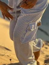 Pantalón de tela rayada rosa y blanco, de corte amplio y cintura elastizada.