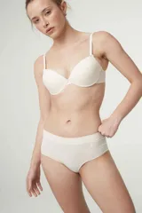 Soutien push up de microfibra sin costuras, con aros y breteles regulables. Cuenta con cierre de broche doble en la espalda.