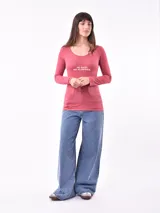 Remera negra de manga larga con estampa de flor en el frente.